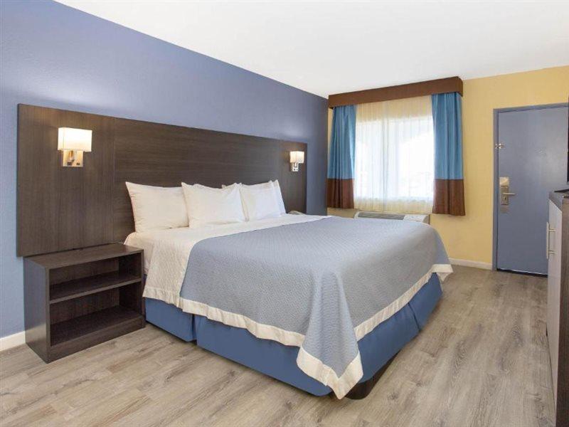 Days Inn By Wyndham Airport - Phoenix Exterior photo