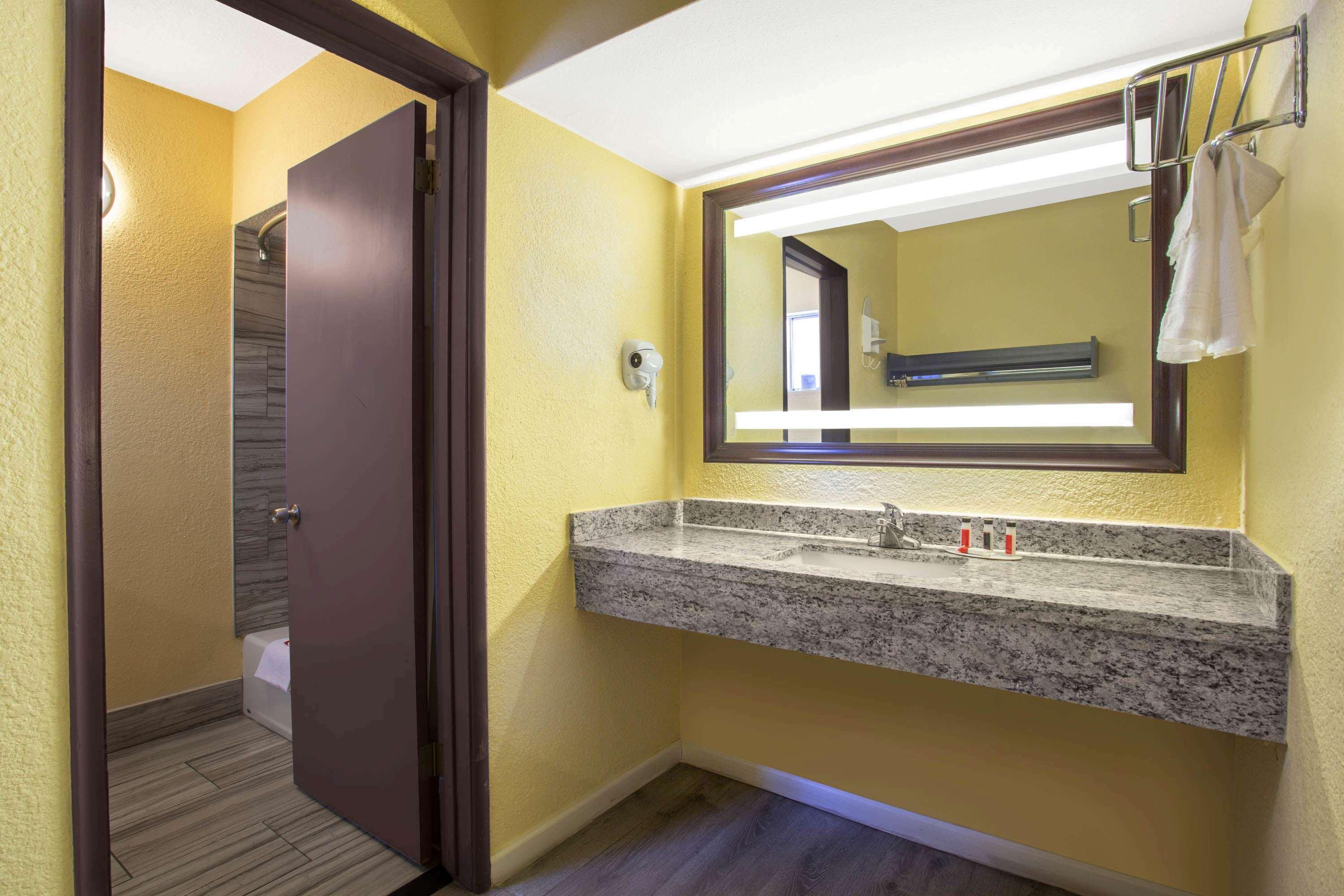 Days Inn By Wyndham Airport - Phoenix Exterior photo