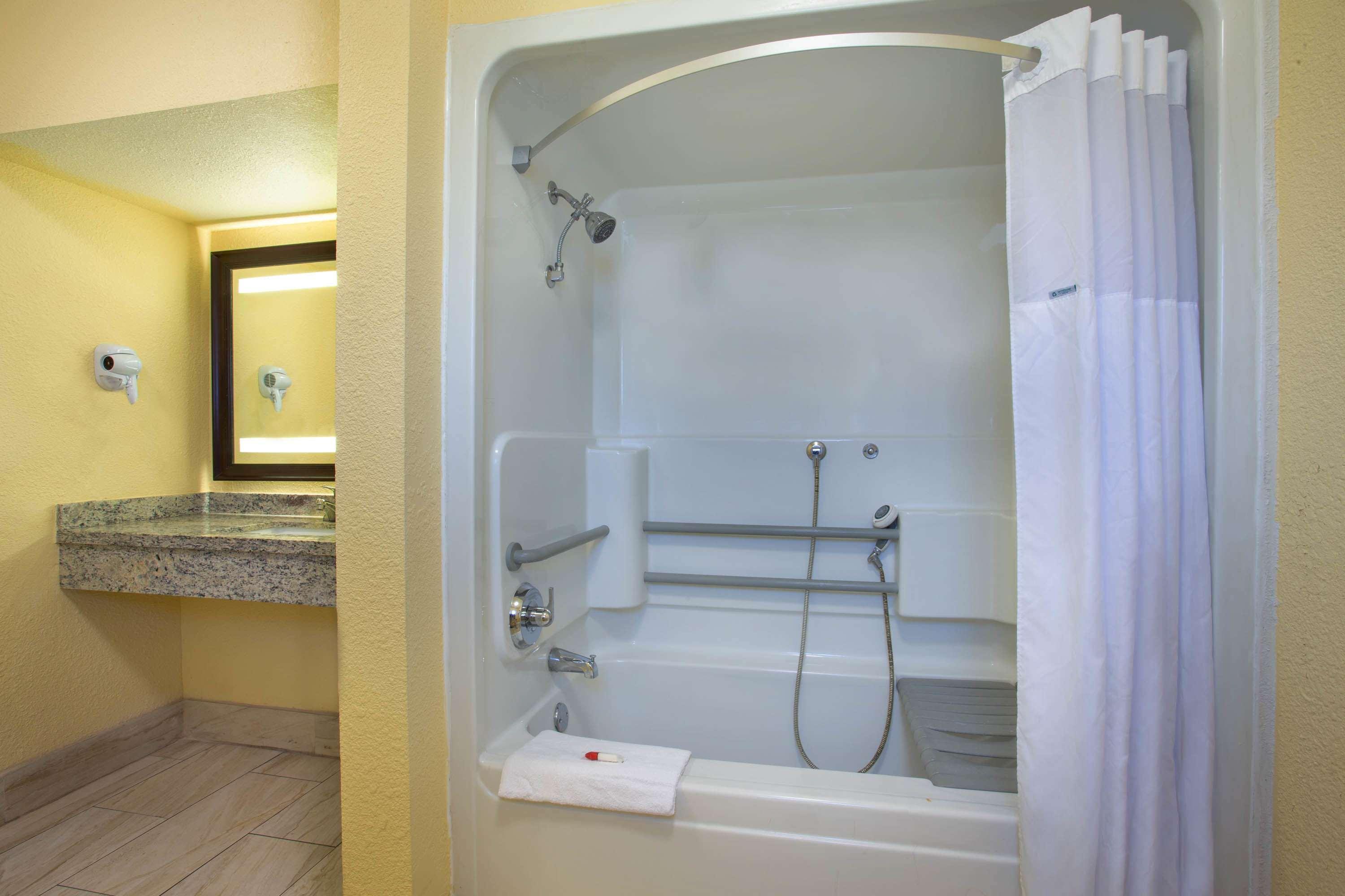 Days Inn By Wyndham Airport - Phoenix Exterior photo