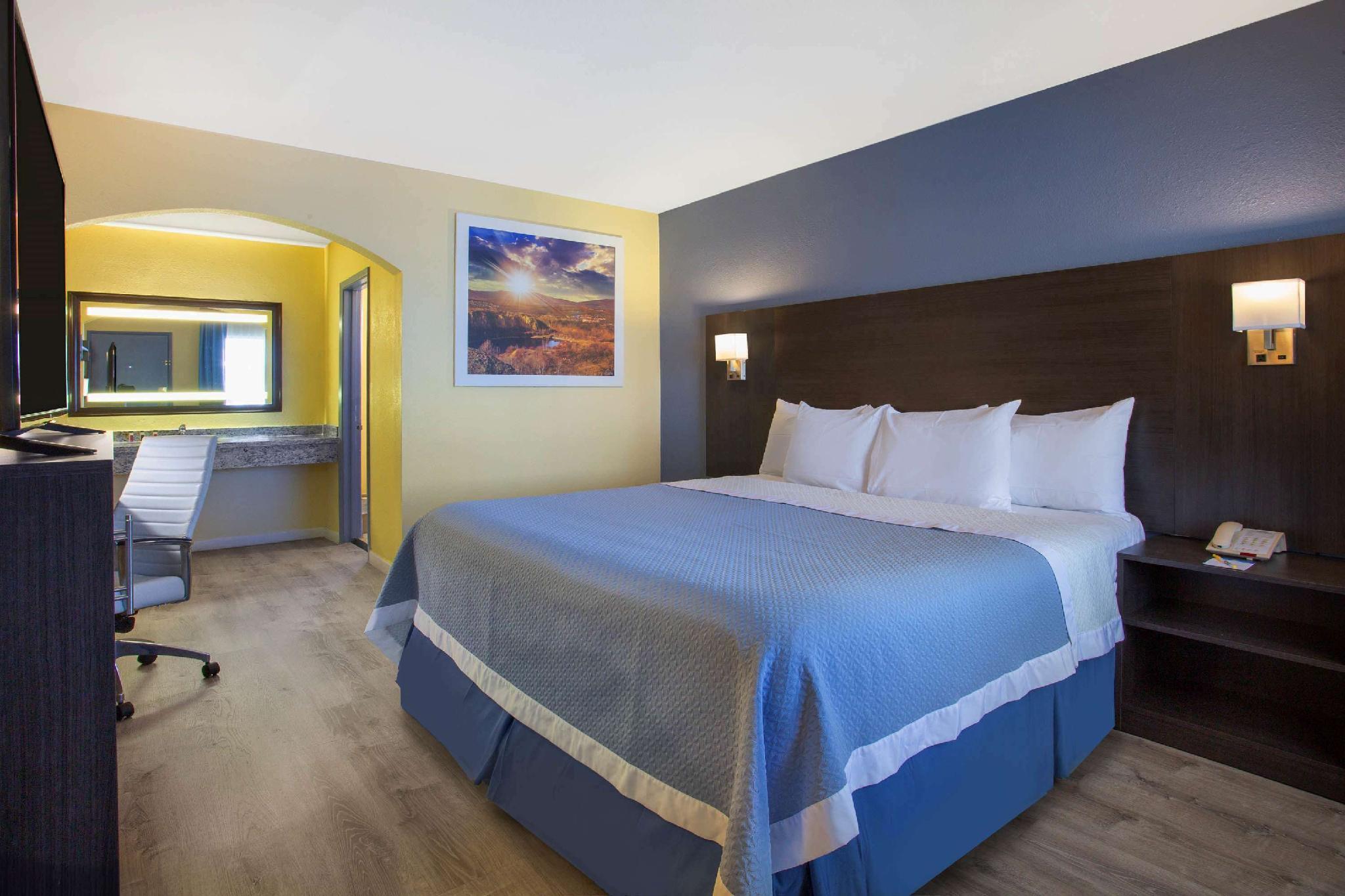 Days Inn By Wyndham Airport - Phoenix Exterior photo