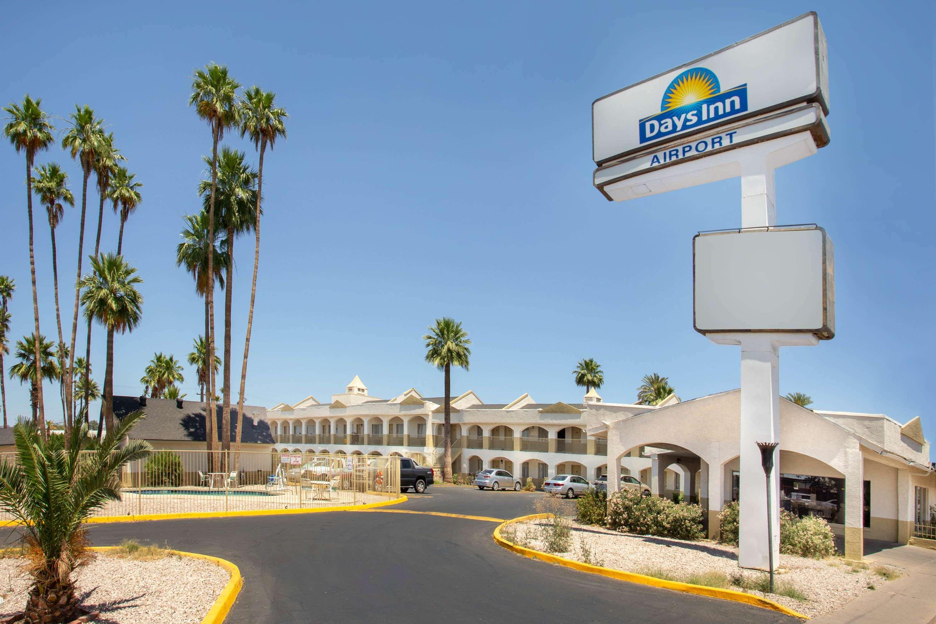 Days Inn By Wyndham Airport - Phoenix Exterior photo