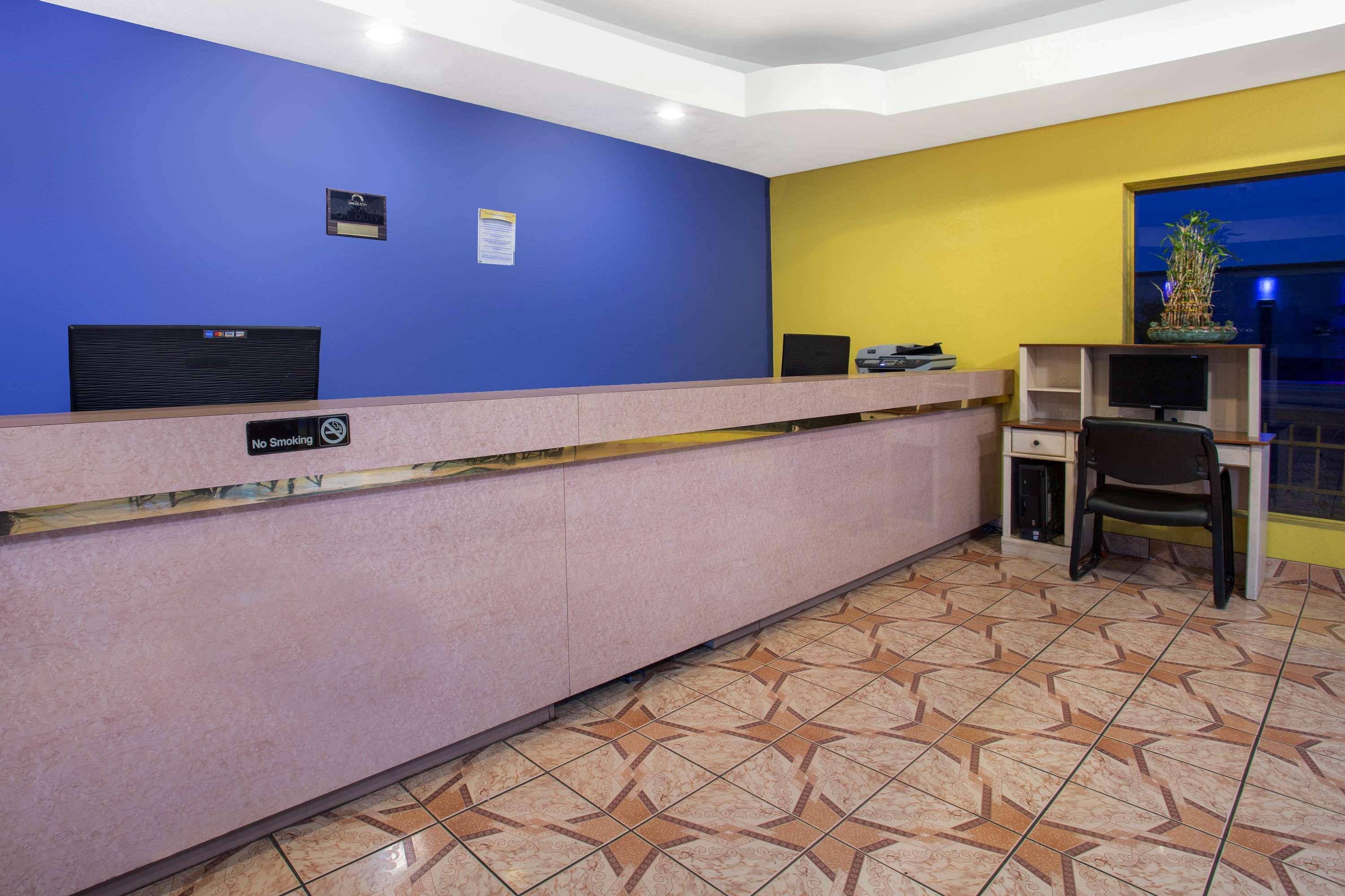 Days Inn By Wyndham Airport - Phoenix Exterior photo