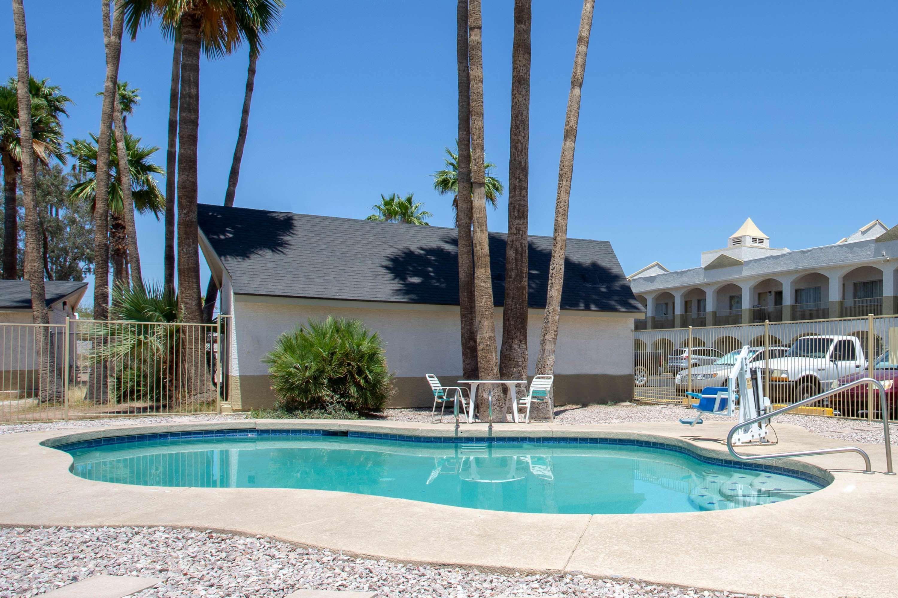 Days Inn By Wyndham Airport - Phoenix Exterior photo