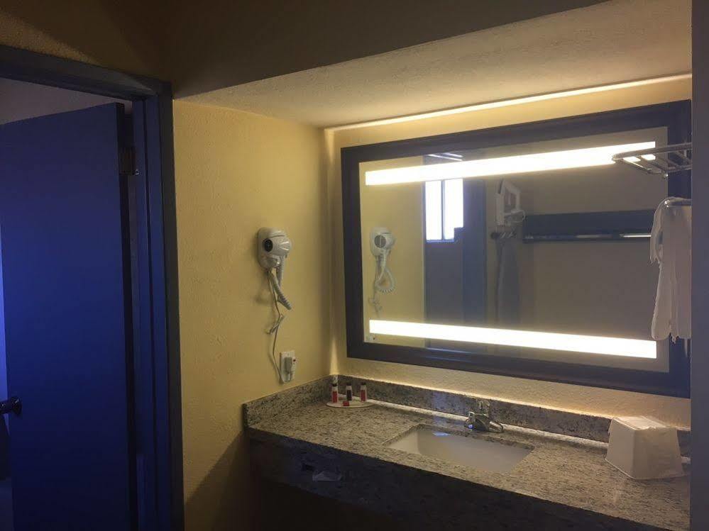 Days Inn By Wyndham Airport - Phoenix Exterior photo